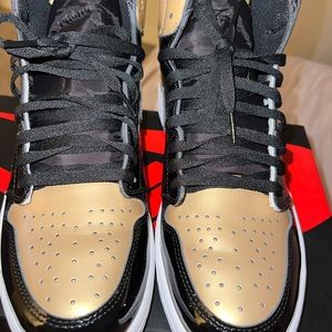 Jordan 1 Retro High OG black/gold